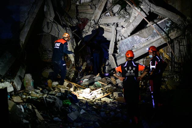 News Bilder des Tages Turkish rescue teams deployed to quake-hit Venezuela LA GUAIRA, VENEZUELA - JUNE 28: Turkish search and rescue teams, including specialist personnel from the Disaster and Emergency Management Authority (AFAD) and the Turkish Armed Forces, begin rescue operations amidst the rubble of a collapsed 14-story building in the La Paez neighborhood of La Guaira, Venezuela, on June 28, 2026. Following a series of devastating, high-magnitude earthquakes that struck Venezuela, Turkish emergency crews swiftly deployed to the hard-hit coastal city of La Guaira. Cem Tekkesinoglu Anadolu La Guaira Venezuela. Editorial use only. Please get in touch for any other usage.  Copyright: x2026xAnadoluxCemxTekkesinoglux