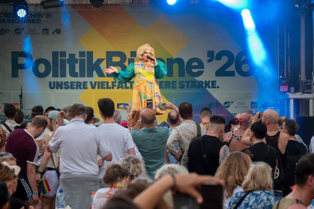 Muenchen CSD 2026, PrideMeile 26 in der Ludwigsstrasse, auf der PolitikBuehne in der Ludwigsstrasse eine Drag Queen *** Munich CSD 2026, Pride Mile 26 on Ludwigsstrasse; a drag queen on the PolitikBuehne stage on Ludwigsstrasse