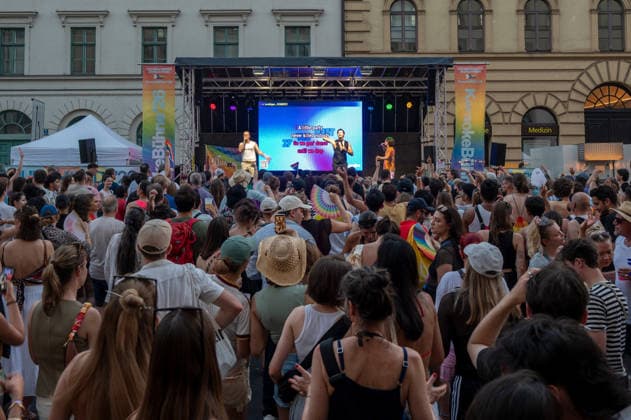 Muenchen CSD 2026, PrideMeile 26 in der Ludwigstrasse, auf der KaraoleBuehne in der Ludwigsstrasse Saenger vor begeisterten Puplikum *** Munich CSD 2026, PrideMeile 26 on Ludwigstrasse, singers on the Karaole stage on Ludwigstrasse in front of an enthusiastic audience