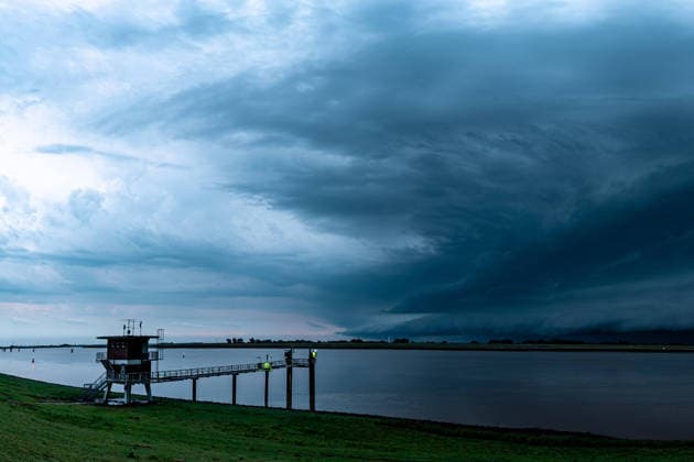Gewitterfront über Emden: Bow-Echo mit Blitzshow und Sturmböen zieht über Ostfriesland 7aIMG: 0563670 Gewitterfront über Emden: Bow-Echo mit Blitzshow und Sturmböen zieht über OstfrieslandBremen, Moormerland, Deutschland *** Thunderstorm front over Emden: A bow echo with a lightning show and gusts of wind sweeps across East Frisia 7aIMG 0563670 Thunderstorm front over Emden: A bow echo with a lightning show and gusts of wind sweeps across East Frisia Bremen, Moormerland, Germany Copyright: 7aktuell.dex xMarcxGruber 0563670 20260628_7a_emsblitz_563670