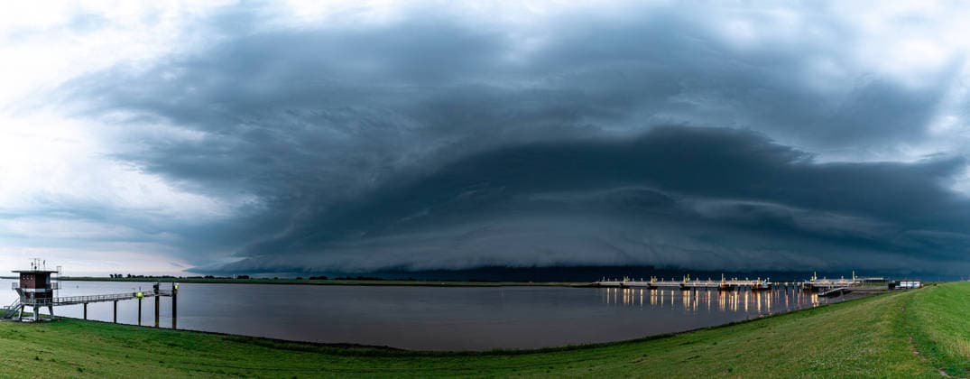 Gewitterfront über Emden: Bow-Echo mit Blitzshow und Sturmböen zieht über Ostfriesland 7aIMG: 0563673 Gewitterfront über Emden: Bow-Echo mit Blitzshow und Sturmböen zieht über OstfrieslandBremen, Moormerland, Deutschland *** Thunderstorm front over Emden: A bow echo with a lightning show and gusts of wind sweeps across East Frisia 7aIMG 0563673 Thunderstorm front over Emden: A bow echo with a lightning show and gusts of wind sweeps across East Frisia Bremen, Moormerland, Germany Copyright: 7aktuell.dex xMarcxGruber 0563673 20260628_7a_emsblitz_563673