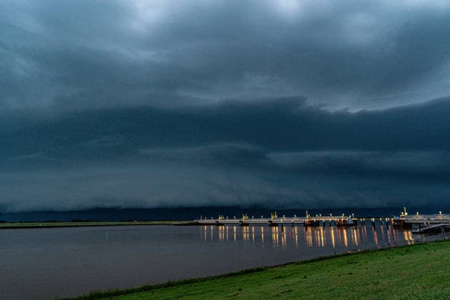 Gewitterfront über Emden: Bow-Echo mit Blitzshow und Sturmböen zieht über Ostfriesland 7aIMG: 0563675 Gewitterfront über Emden: Bow-Echo mit Blitzshow und Sturmböen zieht über OstfrieslandBremen, Moormerland, Deutschland *** Thunderstorm front over Emden: A bow echo with a lightning show and gusts of wind sweeps across East Frisia 7aIMG 0563675 Thunderstorm front over Emden: A bow echo with a lightning show and gusts of wind sweeps across East Frisia Bremen, Moormerland, Germany Copyright: 7aktuell.dex xMarcxGruber 0563675 20260628_7a_emsblitz_563675