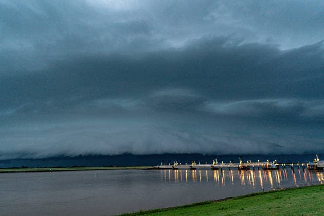 Gewitterfront über Emden: Bow-Echo mit Blitzshow und Sturmböen zieht über Ostfriesland 7aIMG: 0563677 Gewitterfront über Emden: Bow-Echo mit Blitzshow und Sturmböen zieht über OstfrieslandBremen, Moormerland, Deutschland *** Thunderstorm front over Emden: A bow echo with a lightning show and gusts of wind sweeps across East Frisia 7aIMG 0563677 Thunderstorm front over Emden: A bow echo with a lightning show and gusts of wind sweeps across East Frisia Bremen, Moormerland, Germany Copyright: 7aktuell.dex xMarcxGruber 0563677 20260628_7a_emsblitz_563677