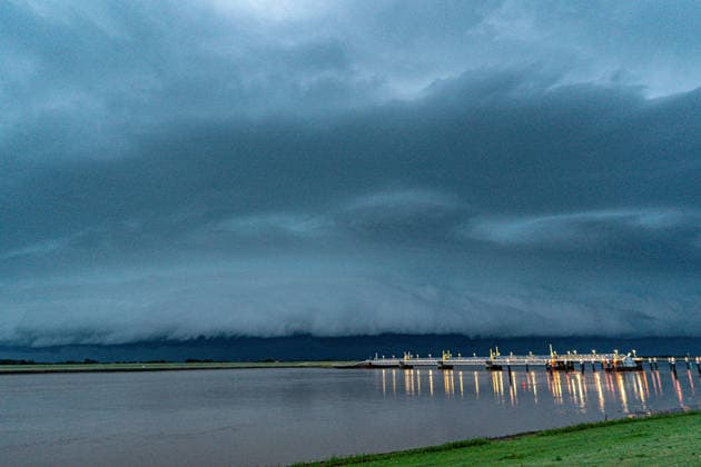 Gewitterfront über Emden: Bow-Echo mit Blitzshow und Sturmböen zieht über Ostfriesland 7aIMG: 0563678 Gewitterfront über Emden: Bow-Echo mit Blitzshow und Sturmböen zieht über OstfrieslandBremen, Moormerland, Deutschland *** Thunderstorm front over Emden: A bow echo with a lightning show and gusts of wind sweeps across East Frisia 7aIMG 0563678 Thunderstorm front over Emden: A bow echo with a lightning show and gusts of wind sweeps across East Frisia Bremen, Moormerland, Germany Copyright: 7aktuell.dex xMarcxGruber 0563678 20260628_7a_emsblitz_563678