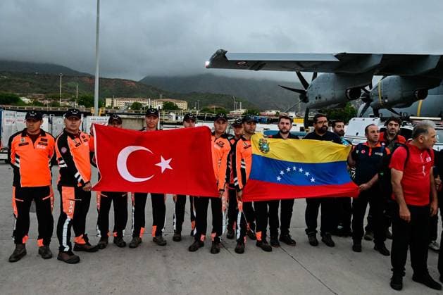 News Bilder des Tages Turkish rescue teams deployed to quake-hit Venezuela CARACAS, VENEZUELA - JUNE 28: Turkish search and rescue personnel, including specialist personnel from the Disaster and Emergency Management Authority (AFAD) and the Turkish Armed Forces, deployed for a critical international humanitarian mission, arrive at Simon Bolivar International Airport in the capital city of Caracas, Venezuela, on June 28, 2026, following consecutive devastating earthquakes. Cem Tekkesinoglu Anadolu Caracas Venezuela. Editorial use only. Please get in touch for any other usage.  Copyright: x2026xAnadoluxCemxTekkesinoglux