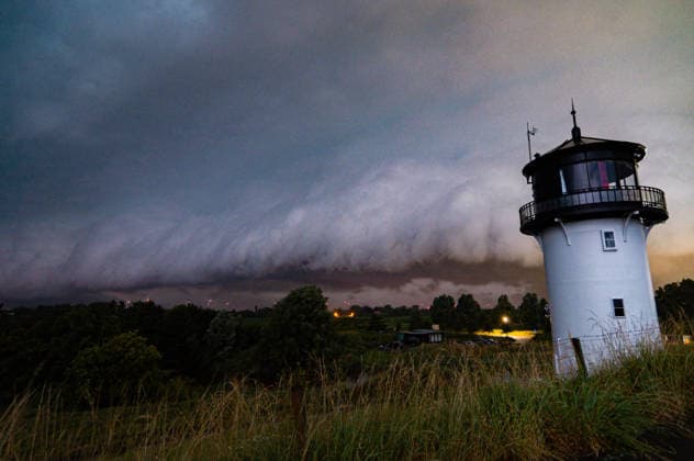 Shelf Cloud über Cuxhaven: Dramatische Gewitterfront an der Dicken Berta (Bild mit KI entrauscht) 7aIMG: 0563679 Shelf Cloud über Cuxhaven: Dramatische Gewitterfront an der Dicken BertaNiedersachsen, Cuxhaven, Deutschland *** Shelf Cloud over Cuxhaven: Dramatic Thunderstorm Front at the Dicke Berta Image with AI noise reduction 7aIMG 0563679 Shelf Cloud over Cuxhaven: Dramatic Thunderstorm Front at the Dicke Berta Lower Saxony, Cuxhaven, Germany Copyright: 7aktuell.dex xMarcxGruber 0563679 20260628_7a_cuxbertashelf_563679