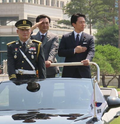Japan-South Korea defense talks Japanese Defense Minister Shinjiro Koizumi (R) attends a welcome ceremony with his South Korean counterpart Ahn Gyu Back (C) prior to their talks in Seoul on June 28, 2026.  A14AA0005620507P