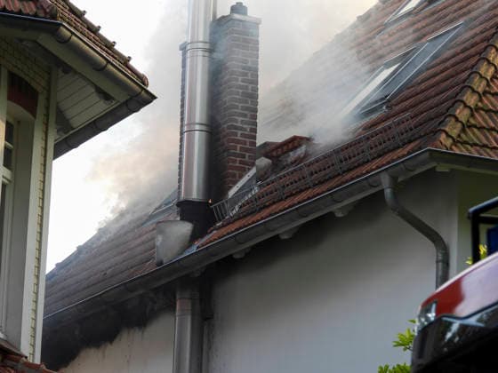 CNTV DACHBRAND _ Feuerwehr mit Leiterwagen vor Ort beim Dachstuhlbrand an einer Villa. Die Feuerwehrleute kommen aufgrund der Hitze an ihre koerperlichen Belastungsgrenzen und wurden mehrfach ausgetauscht 27.06.2026 Hamburg Wandsbek-Marienthal Hamburg Deutschland *** CNTV ROOF FIRE: Firefighters with a ladder truck on the scene of a roof truss fire at a villa. Due to the heat, the firefighters were pushed to their physical limits and were rotated in and out several times. June 27, 2026, Hamburg-Wandsbek, Marienthal, Hamburg, Germany