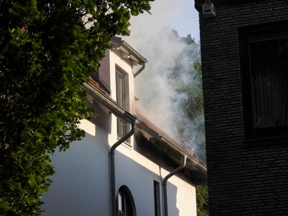 CNTV DACHBRAND _ Feuerwehr mit Leiterwagen vor Ort beim Dachstuhlbrand an einer Villa. Die Feuerwehrleute kommen aufgrund der Hitze an ihre koerperlichen Belastungsgrenzen und wurden mehrfach ausgetauscht 27.06.2026 Hamburg Wandsbek-Marienthal Hamburg Deutschland *** CNTV ROOF FIRE: Firefighters with a ladder truck on the scene of a roof truss fire at a villa. Due to the heat, the firefighters were pushed to their physical limits and were rotated in and out several times. June 27, 2026, Hamburg-Wandsbek, Marienthal, Hamburg, Germany