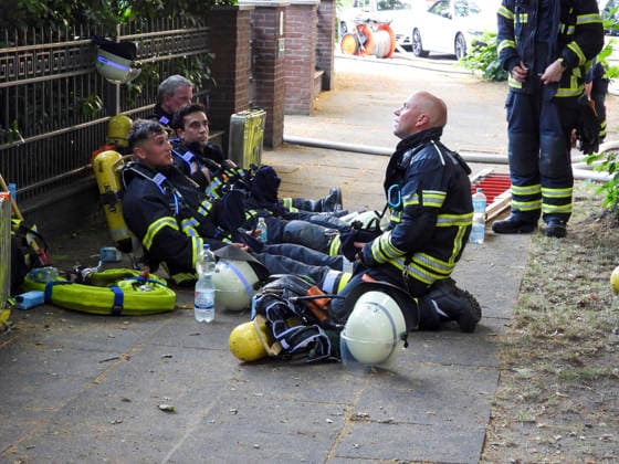 News Bilder des Tages CNTV DACHBRAND _ Dachstuhlbrand an einer Villa. Die Feuerwehrleute kommen aufgrund der Hitze an ihre koerperlichen Belastungsgrenzen und wurden mehrfach ausgetauscht 27.06.2026 Hamburg Wandsbek-Marienthal Hamburg Deutschland *** CNTV ROOF FIRE Roof truss fire at a villa. Due to the heat, the firefighters reached their physical limits and had to be rotated in and out several times. June 27, 2026, Hamburg-Wandsbek, Marienthal, Hamburg, Germany