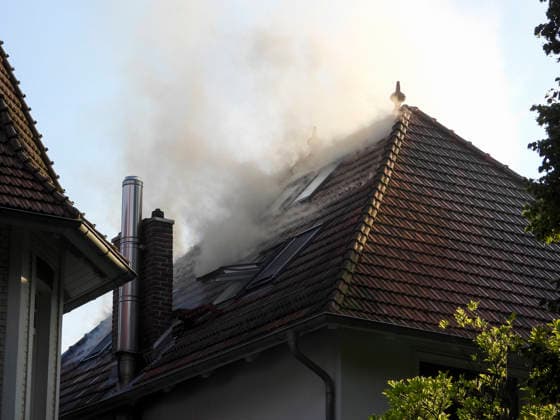 CNTV DACHBRAND _ Feuerwehr mit Leiterwagen vor Ort beim Dachstuhlbrand an einer Villa. Die Feuerwehrleute kommen aufgrund der Hitze an ihre koerperlichen Belastungsgrenzen und wurden mehrfach ausgetauscht 27.06.2026 Hamburg Wandsbek-Marienthal Hamburg Deutschland *** CNTV ROOF FIRE: Firefighters with a ladder truck on the scene of a roof truss fire at a villa. Due to the heat, the firefighters were pushed to their physical limits and were rotated in and out several times. June 27, 2026, Hamburg-Wandsbek, Marienthal, Hamburg, Germany