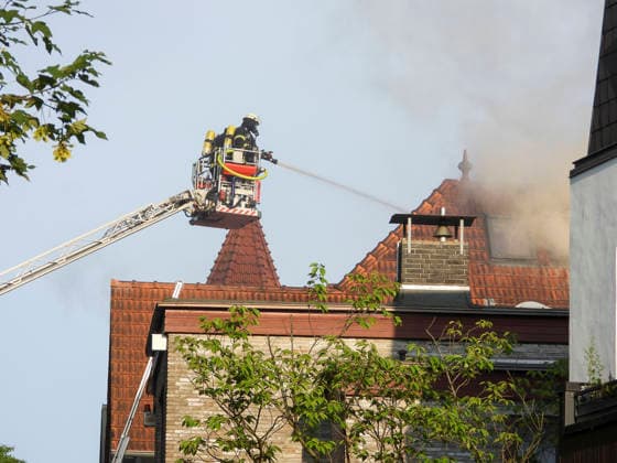 CNTV DACHBRAND _ Feuerwehr mit Leiterwagen vor Ort beim Dachstuhlbrand an einer Villa. Die Feuerwehrleute kommen aufgrund der Hitze an ihre koerperlichen Belastungsgrenzen und wurden mehrfach ausgetauscht 27.06.2026 Hamburg Wandsbek-Marienthal Hamburg Deutschland *** CNTV ROOF FIRE: Firefighters with a ladder truck on the scene of a roof truss fire at a villa. Due to the heat, the firefighters were pushed to their physical limits and were rotated in and out several times. June 27, 2026, Hamburg-Wandsbek, Marienthal, Hamburg, Germany