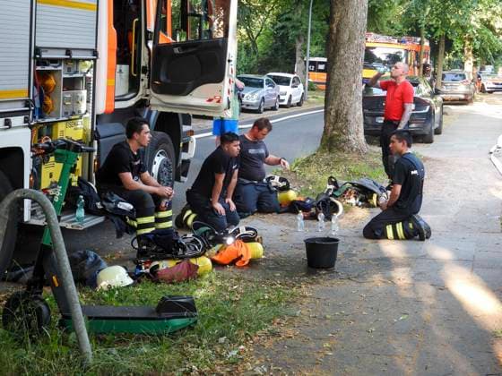 CNTV DACHBRAND _ Dachstuhlbrand an einer Villa. Die Feuerwehrleute kommen aufgrund der Hitze an ihre koerperlichen Belastungsgrenzen und wurden mehrfach ausgetauscht 27.06.2026 Hamburg Wandsbek-Marienthal Hamburg Deutschland *** CNTV ROOF FIRE Roof truss fire at a villa. Due to the heat, the firefighters reached their physical limits and had to be rotated in and out several times. June 27, 2026, Hamburg-Wandsbek, Marienthal, Hamburg, Germany
