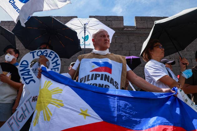 Anti-corruption rally in Philippines demands VP Sara Duterte s impeachment METRO MANILA, PHILIPPINES - JUNE 28: A protester holds the Philippine national flag while taking part in an anti-corruption rally attended by thousands of people a few days before the impeachment trial of Vice President Sara Duterte in Quezon City, Metro Manila, Philippines, on June 28, 2026. Organized by interfaith groups, including Muslim, Catholic and other Christian leaders, the rally called for better governance, electoral reforms, an end to corruption, and the impeachment of Vice President Sara Duterte, whose trial is scheduled to begin at the Senate on July 6. Daniel Ceng Anadolu Meto Manila Philippines. Editorial use only. Please get in touch for any other  Copyright: x2026xAnadoluxDanielxCengx