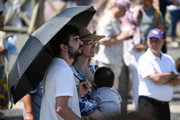 June 28, 2026, Vatican City, Vatican City: Faithful protect from heat as Pope Leo XIV leads his Sunday Angelus prayer from the window of his office overlooking Saint Peter s Square, Vatican City, 28 June 2026. ANSA RICCARDO ANTIMIANI. Vatican City Vatican City  - ZUMAa110 20260628_zaf_a110_005 Copyright: xRiccardoxAntimianix
