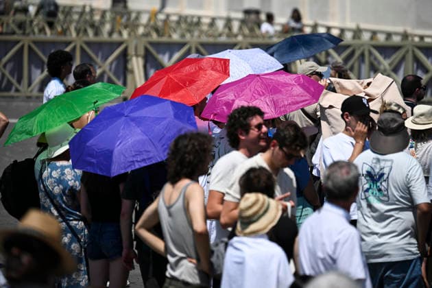 June 28, 2026, Vatican City, Vatican City: Faithfuls protect from heat as Pope Leo XIV leads his Sunday Angelus prayer from the window of his office overlooking Saint Peter s Square, Vatican City, 28 June 2026. ANSA RICCARDO ANTIMIANI. Vatican City Vatican City  - ZUMAa110 20260628_zaf_a110_006 Copyright: xRiccardoxAntimianix