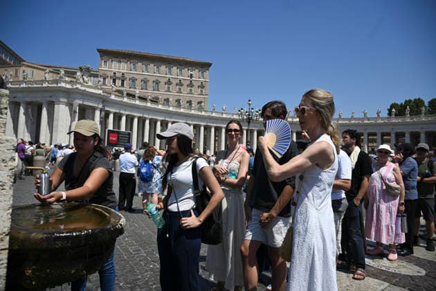 June 28, 2026, Vatican City, Vatican City: Faithfuls in line to refresh at the fountain as Pope Leo XIV leads his Sunday Angelus prayer from the window of his office overlooking Saint Peter s Square, Vatican City, 28 June 2026. ANSA RICCARDO ANTIMIANI. Vatican City Vatican City  - ZUMAa110 20260628_zaf_a110_007 Copyright: xRiccardoxAntimianix
