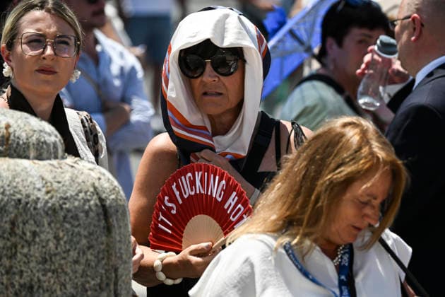 June 28, 2026, Vatican City, Vatican City: A faithful protects from heat with a fan as Pope Leo XIV leads his Sunday Angelus prayer from the window of his office overlooking Saint Peter s Square, Vatican City, 28 June 2026. ANSA RICCARDO ANTIMIANI. Vatican City Vatican City  - ZUMAa110 20260628_zaf_a110_008 Copyright: xRiccardoxAntimianix