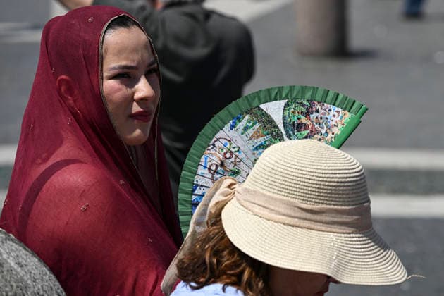 June 28, 2026, Vatican City, Vatican City: A faithful protects from heat with a fan as Pope Leo XIV leads his Sunday Angelus prayer from the window of his office overlooking Saint Peter s Square, Vatican City, 28 June 2026. ANSA RICCARDO ANTIMIANI. Vatican City Vatican City  - ZUMAa110 20260628_zaf_a110_009 Copyright: xRiccardoxAntimianix