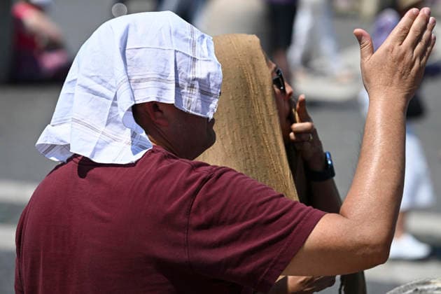 June 28, 2026, Vatican City, Vatican City: Faithfuls protect from heat as Pope Leo XIV leads his Sunday Angelus prayer from the window of his office overlooking Saint Peter s Square, Vatican City, 28 June 2026. ANSA RICCARDO ANTIMIANI. Vatican City Vatican City  - ZUMAa110 20260628_zaf_a110_011 Copyright: xRiccardoxAntimianix
