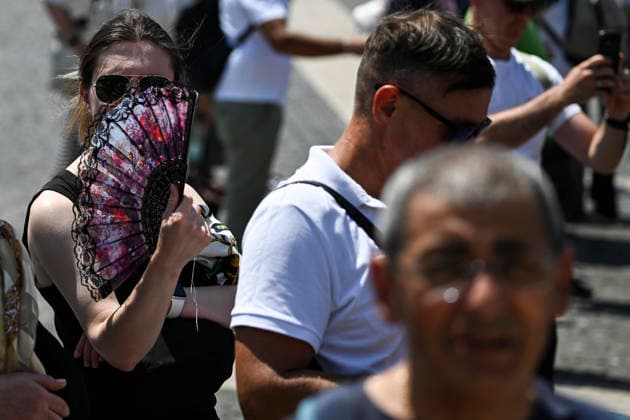 June 28, 2026, Vatican City, Vatican City: A faithful protects from heat with a fan as Pope Leo XIV leads his Sunday Angelus prayer from the window of his office overlooking Saint Peter s Square, Vatican City, 28 June 2026. ANSA RICCARDO ANTIMIANI. Vatican City Vatican City  - ZUMAa110 20260628_zaf_a110_012 Copyright: xRiccardoxAntimianix
