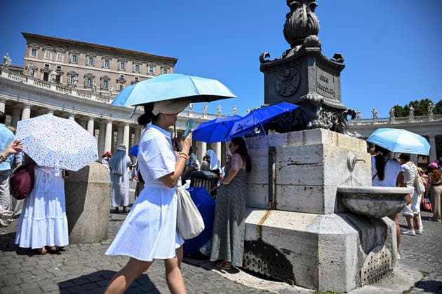 June 28, 2026, Vatican City, Vatican City: Faithfuls protect from heat as Pope Leo XIV leads his Sunday Angelus prayer from the window of his office overlooking Saint Peter s Square, Vatican City, 28 June 2026. ANSA RICCARDO ANTIMIANI. Vatican City Vatican City  - ZUMAa110 20260628_zaf_a110_013 Copyright: xRiccardoxAntimianix