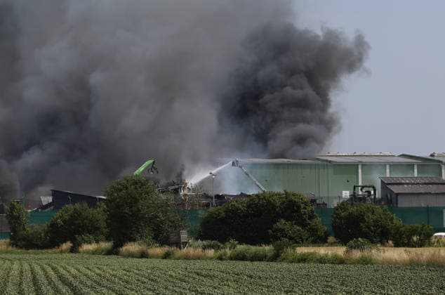 Hier Feuer von einem Grossbrand aktuell bei Eitting (Ldkr.Erding) bei Wurzer Umweltgruppe, hitze, Flammen, Rauch, Rauchwolken, windig, Feuer, Feuerwehr, Löschen, Löschung *** Here is footage of a major fire currently burning near Eitting in the Erding district, near the Wurzer Environmental Group: heat, flames, smoke, clouds of smoke, windy conditions, fire, fire department, extinguishing, firefighting