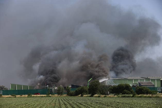 News Bilder des Tages Hier Feuer von einem Grossbrand aktuell bei Eitting (Ldkr.Erding) bei Wurzer Umweltgruppe, hitze, Flammen, Rauch, Rauchwolken, windig, Feuer, Feuerwehr, Löschen, Löschung *** Here is footage of a major fire currently burning near Eitting in the Erding district, near the Wurzer Environmental Group: heat, flames, smoke, clouds of smoke, windy conditions, fire, fire department, extinguishing, firefighting
