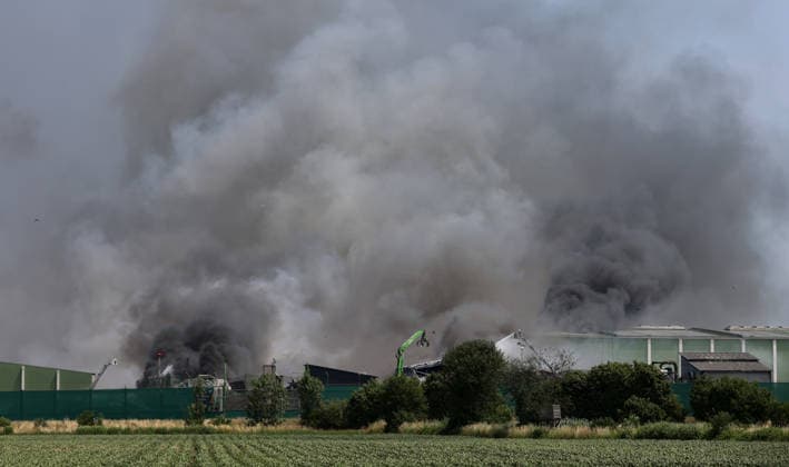 Hier Feuer von einem Grossbrand aktuell bei Eitting (Ldkr.Erding) bei Wurzer Umweltgruppe, hitze, Flammen, Rauch, Rauchwolken, windig, Feuer, Feuerwehr, Löschen, Löschung *** Here is footage of a major fire currently burning near Eitting in the Erding district, near the Wurzer Environmental Group: heat, flames, smoke, clouds of smoke, windy conditions, fire, fire department, extinguishing, firefighting