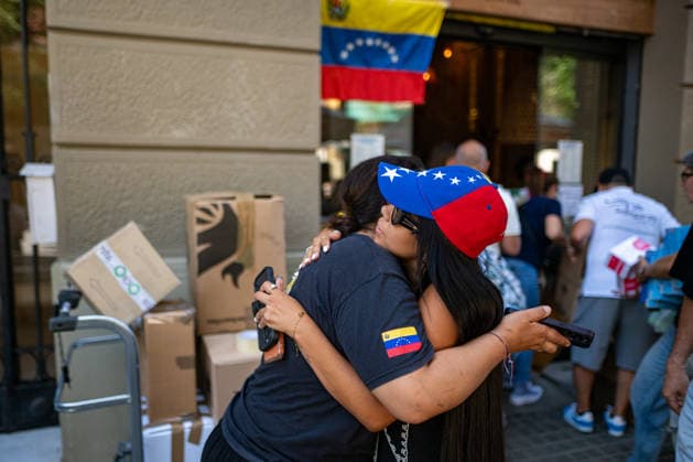 Locations in Barcelona collecting supplies to help earthquake victims in Venezuela Volunteers collecting relief supplies for the Venezuelan people on June 28, 2026, in Barcelona, Catalonia, Spain. According to the latest tally, 1,430 people have died and 3,238 have been injured as a result of the twin earthquakes that struck the Venezuelan coast on Thursday. Since the first earthquake, 430 aftershocks have been recorded. Seven states have reported severe damage, although La Guaira has been the hardest-hit area. 7.2 metric tons of food have been distributed, 16,145 food bags have been delivered, and 220,434 hot meals have been served. JUNE 28, 2026 Lorena Sopê Spain  Copyright: xLorenaxSopÃªnax 7628364