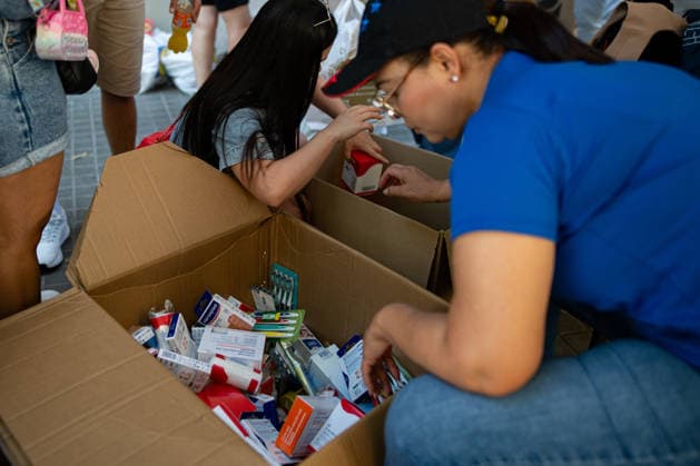 Locations in Barcelona collecting supplies to help earthquake victims in Venezuela Volunteers collecting relief supplies for the Venezuelan people on June 28, 2026, in Barcelona, Catalonia, Spain. According to the latest tally, 1,430 people have died and 3,238 have been injured as a result of the twin earthquakes that struck the Venezuelan coast on Thursday. Since the first earthquake, 430 aftershocks have been recorded. Seven states have reported severe damage, although La Guaira has been the hardest-hit area. 7.2 metric tons of food have been distributed, 16,145 food bags have been delivered, and 220,434 hot meals have been served. JUNE 28, 2026 Lorena Sopê Spain  Copyright: xLorenaxSopÃªnax 7628363