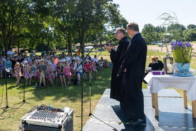 Tauffest am Auesee ** NUR FÜR REDAKTIONELLE ZWECKE ** EDITORIAL USE ONLY **<p>Bei einem Tauffest der evangelischen Kirche Wesel am Auesee werden am Sonntag, den 28.06.2026 27 Kinder feierlich getauft. Vor den Taufen fand ein Gottesdienst statt. Deutschland NRW Wesel Copyright: ErwinxPottgiesser *** Baptism Ceremony at Auesee ** FOR EDITORIAL USE ONLY ** EDITORIAL USE ONLY ** p At a baptismal celebration held by the Protestant Church of Wesel at Lake Auesee on Sunday, June 28, 2026, 27 children were solemnly baptized. A church service was held prior to the baptisms. Germany, North Rhine-Westphalia, Wesel. Copyright ErwinxPottgiesser Copyright: ErwinxPottgiesser doc86hg4eq4tutli4kdbra ,EDITORIAL USE ONLY