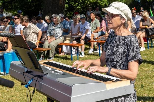 Tauffest am Auesee ** NUR FÜR REDAKTIONELLE ZWECKE ** EDITORIAL USE ONLY **<p>Bei einem Tauffest der evangelischen Kirche Wesel am Auesee werden am Sonntag, den 28.06.2026 27 Kinder feierlich getauft. Vor den Taufen fand ein Gottesdienst statt. Deutschland NRW Wesel Copyright: ErwinxPottgiesser *** Baptism Ceremony at Auesee ** FOR EDITORIAL USE ONLY ** EDITORIAL USE ONLY ** p At a baptismal celebration held by the Protestant Church of Wesel at Lake Auesee on Sunday, June 28, 2026, 27 children were solemnly baptized. A church service was held prior to the baptisms. Germany, North Rhine-Westphalia, Wesel. Copyright ErwinxPottgiesser Copyright: ErwinxPottgiesser doc86hg4ggxp071drd1rek2 ,EDITORIAL USE ONLY