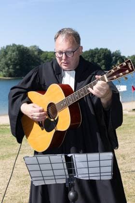 Tauffest am Auesee ** NUR FÜR REDAKTIONELLE ZWECKE ** EDITORIAL USE ONLY **<p>Bei einem Tauffest der evangelischen Kirche Wesel am Auesee werden am Sonntag, den 28.06.2026 27 Kinder feierlich getauft. Vor den Taufen fand ein Gottesdienst statt. Deutschland NRW Wesel Copyright: ErwinxPottgiesser *** Baptism Ceremony at Auesee ** FOR EDITORIAL USE ONLY ** EDITORIAL USE ONLY ** p At a baptismal celebration held by the Protestant Church of Wesel at Lake Auesee on Sunday, June 28, 2026, 27 children were solemnly baptized. A church service was held prior to the baptisms. Germany, North Rhine-Westphalia, Wesel. Copyright ErwinxPottgiesser Copyright: ErwinxPottgiesser doc86hg4gqftpf12mlvbj6 ,EDITORIAL USE ONLY