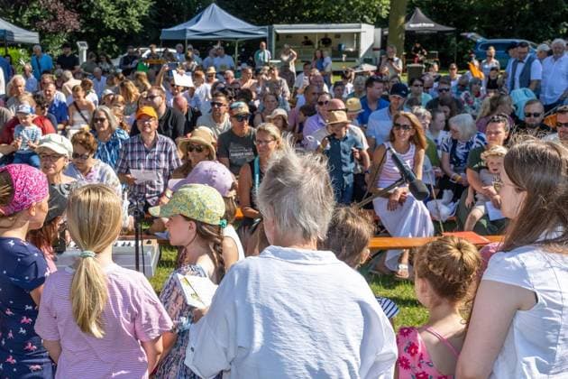 Tauffest am Auesee ** NUR FÜR REDAKTIONELLE ZWECKE ** EDITORIAL USE ONLY **<p>Bei einem Tauffest der evangelischen Kirche Wesel am Auesee werden am Sonntag, den 28.06.2026 27 Kinder feierlich getauft. Vor den Taufen fand ein Gottesdienst statt. Deutschland NRW Wesel Copyright: ErwinxPottgiesser *** Baptism Ceremony at Auesee ** FOR EDITORIAL USE ONLY ** EDITORIAL USE ONLY ** p At a baptismal celebration held by the Protestant Church of Wesel at Lake Auesee on Sunday, June 28, 2026, 27 children were solemnly baptized. A church service was held prior to the baptisms. Germany, North Rhine-Westphalia, Wesel. Copyright ErwinxPottgiesser Copyright: ErwinxPottgiesser doc86hg4gqkcdkrcj72ed2 ,EDITORIAL USE ONLY