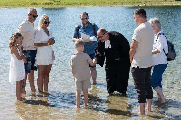 Tauffest am Auesee ** NUR FÜR REDAKTIONELLE ZWECKE ** EDITORIAL USE ONLY **<p>Bei einem Tauffest der evangelischen Kirche Wesel am Auesee werden am Sonntag, den 28.06.2026 27 Kinder feierlich getauft. Deutschland NRW Wesel Copyright: ErwinxPottgiesser *** Baptism Ceremony at Auesee ** FOR EDITORIAL USE ONLY ** EDITORIAL USE ONLY ** p At a baptismal celebration held by the Protestant Church of Wesel at Lake Auesee on Sunday, June 28, 2026, 27 children will be baptized. Germany, North Rhine-Westphalia, Wesel. Copyright ErwinxPottgiesser Copyright: ErwinxPottgiesser doc86hg4jid7m0pnk7cufv ,EDITORIAL USE ONLY