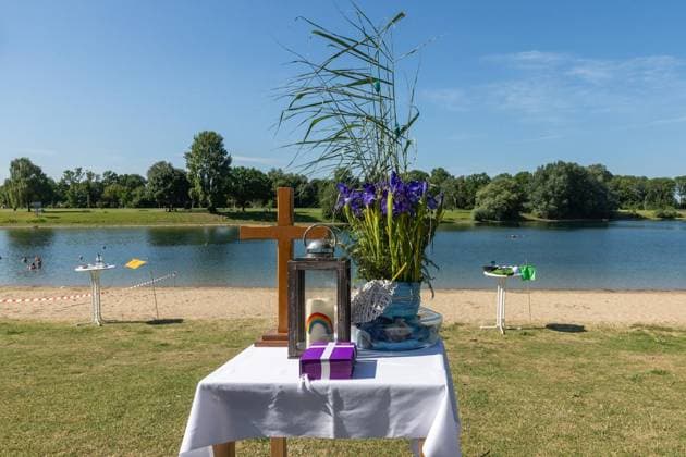 Tauffest am Auesee ** NUR FÜR REDAKTIONELLE ZWECKE ** EDITORIAL USE ONLY **<p>Bei einem Tauffest der evangelischen Kirche Wesel am Auesee werden am Sonntag, den 28.06.2026 27 Kinder feierlich getauft. Vor den Taufen fand ein Gottesdienst statt. Deutschland NRW Wesel Copyright: ErwinxPottgiesser *** Baptism Ceremony at Auesee ** FOR EDITORIAL USE ONLY ** EDITORIAL USE ONLY ** p At a baptismal celebration held by the Protestant Church of Wesel at Lake Auesee on Sunday, June 28, 2026, 27 children were solemnly baptized. A church service was held prior to the baptisms. Germany, North Rhine-Westphalia, Wesel. Copyright ErwinxPottgiesser Copyright: ErwinxPottgiesser doc86hg4dj9c06ye5cwurb ,EDITORIAL USE ONLY