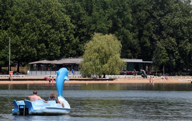 Treetboot , Eine außergewöhnliche Hitzewelle in Deutschland. Die Menschen kühlen sich in den Seen und Flüssen der Stadt ab in Nürnberg , Bayern , Deutschland . Juni 28 , 2026 . Photo by: Davide Elias IPA Photo Pressefoto DENL Copyright: xDavidexEliasx