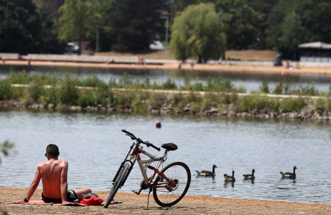 Eine außergewöhnliche Hitzewelle in Deutschland. Die Menschen kühlen sich in den Seen und Flüssen der Stadt ab in Nürnberg , Bayern , Deutschland . Juni 28 , 2026 . Photo by: Davide Elias IPA Photo Pressefoto DENL Copyright: xDavidexEliasx