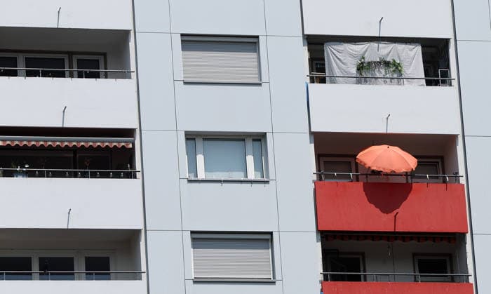 Sonnenschirm , Eine außergewöhnliche Hitzewelle in Deutschland. Die Menschen kühlen sich in den Seen und Flüssen der Stadt ab in Nürnberg , Bayern , Deutschland . Juni 28 , 2026 . Photo by: Davide Elias IPA Photo Pressefoto DENL Copyright: xDavidexEliasx