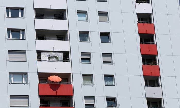 Sonnenschirm , Eine außergewöhnliche Hitzewelle in Deutschland. Die Menschen kühlen sich in den Seen und Flüssen der Stadt ab in Nürnberg , Bayern , Deutschland . Juni 28 , 2026 . Photo by: Davide Elias IPA Photo Pressefoto DENL Copyright: xDavidexEliasx
