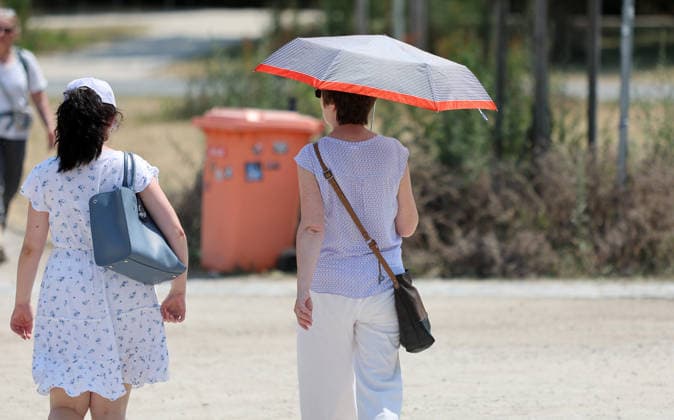 Sonnenschirm , Eine außergewöhnliche Hitzewelle in Deutschland. Die Menschen kühlen sich in den Seen und Flüssen der Stadt ab in Nürnberg , Bayern , Deutschland . Juni 28 , 2026 . Photo by: Davide Elias IPA Photo Pressefoto DENL Copyright: xDavidexEliasx