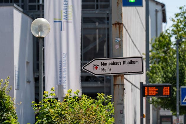 Hitze im Klinikum Mainz, Feuerwehr belüftet Gebäude Am Sonntag bat das Marienhaus Klinikum Mainz in der Oberstadt die Feuerwehr um Hilfe. Die Temperatur in den Gebäuden war offenbar nicht mehr erträglich, die Klima und Lüftungsanlage reichte nicht aus. Die Feuerwehr Mainz unterstützte das Krankenhaus mit mehreren Lüftern, rund 90 Patienten waren betroffen. Mainz Oberstadt Rheinland-Pfalz Deutschland *** Heat Wave at Mainz Hospital; Fire Department Ventilates Building On Sunday, the Marienhaus Hospital in Mainz’s Oberstadt district called on the fire department for help. The temperature inside the buildings had apparently become unbearable, and the air conditioning and ventilation systems were insufficient. The Mainz Fire Department a