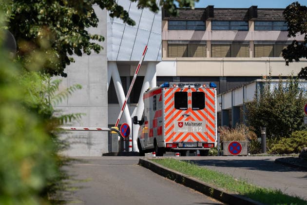 Hitze im Klinikum Mainz, Feuerwehr belüftet Gebäude Am Sonntag bat das Marienhaus Klinikum Mainz in der Oberstadt die Feuerwehr um Hilfe. Die Temperatur in den Gebäuden war offenbar nicht mehr erträglich, die Klima und Lüftungsanlage reichte nicht aus. Die Feuerwehr Mainz unterstützte das Krankenhaus mit mehreren Lüftern, rund 90 Patienten waren betroffen. Mainz Oberstadt Rheinland-Pfalz Deutschland *** Heat Wave at Mainz Hospital; Fire Department Ventilates Building On Sunday, the Marienhaus Hospital in Mainz’s Oberstadt district called on the fire department for help. The temperature inside the buildings had apparently become unbearable, and the air conditioning and ventilation systems were insufficient. The Mainz Fire Department a