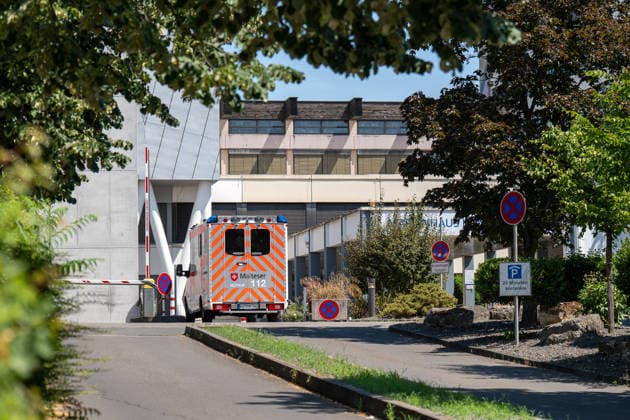 Hitze im Klinikum Mainz, Feuerwehr belüftet Gebäude Am Sonntag bat das Marienhaus Klinikum Mainz in der Oberstadt die Feuerwehr um Hilfe. Die Temperatur in den Gebäuden war offenbar nicht mehr erträglich, die Klima und Lüftungsanlage reichte nicht aus. Die Feuerwehr Mainz unterstützte das Krankenhaus mit mehreren Lüftern, rund 90 Patienten waren betroffen. Mainz Oberstadt Rheinland-Pfalz Deutschland *** Heat Wave at Mainz Hospital; Fire Department Ventilates Building On Sunday, the Marienhaus Hospital in Mainz’s Oberstadt district called on the fire department for help. The temperature inside the buildings had apparently become unbearable, and the air conditioning and ventilation systems were insufficient. The Mainz Fire Department a