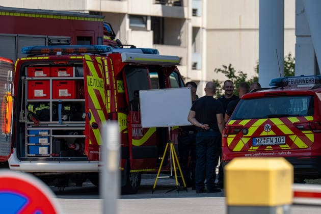 News Bilder des Tages Hitze im Klinikum Mainz, Feuerwehr belüftet Gebäude Am Sonntag bat das Marienhaus Klinikum Mainz in der Oberstadt die Feuerwehr um Hilfe. Die Temperatur in den Gebäuden war offenbar nicht mehr erträglich, die Klima und Lüftungsanlage reichte nicht aus. Die Feuerwehr Mainz unterstützte das Krankenhaus mit mehreren Lüftern, rund 90 Patienten waren betroffen. Mainz Oberstadt Rheinland-Pfalz Deutschland *** Heat Wave at Mainz Hospital; Fire Department Ventilates Building On Sunday, the Marienhaus Hospital in Mainz’s Oberstadt district called on the fire department for help. The temperature inside the buildings had apparently become unbearable, and the air conditioning and ventilation systems were insufficient. The Mainz Fire Department a