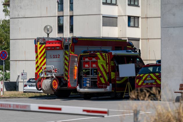 Hitze im Klinikum Mainz, Feuerwehr belüftet Gebäude Am Sonntag bat das Marienhaus Klinikum Mainz in der Oberstadt die Feuerwehr um Hilfe. Die Temperatur in den Gebäuden war offenbar nicht mehr erträglich, die Klima und Lüftungsanlage reichte nicht aus. Die Feuerwehr Mainz unterstützte das Krankenhaus mit mehreren Lüftern, rund 90 Patienten waren betroffen. Mainz Oberstadt Rheinland-Pfalz Deutschland *** Heat Wave at Mainz Hospital; Fire Department Ventilates Building On Sunday, the Marienhaus Hospital in Mainz’s Oberstadt district called on the fire department for help. The temperature inside the buildings had apparently become unbearable, and the air conditioning and ventilation systems were insufficient. The Mainz Fire Department a