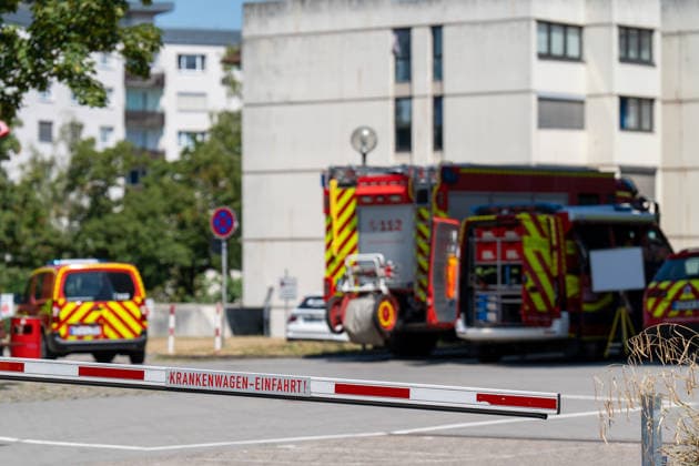 Hitze im Klinikum Mainz, Feuerwehr belüftet Gebäude Am Sonntag bat das Marienhaus Klinikum Mainz in der Oberstadt die Feuerwehr um Hilfe. Die Temperatur in den Gebäuden war offenbar nicht mehr erträglich, die Klima und Lüftungsanlage reichte nicht aus. Die Feuerwehr Mainz unterstützte das Krankenhaus mit mehreren Lüftern, rund 90 Patienten waren betroffen. Mainz Oberstadt Rheinland-Pfalz Deutschland *** Heat Wave at Mainz Hospital; Fire Department Ventilates Building On Sunday, the Marienhaus Hospital in Mainz’s Oberstadt district called on the fire department for help. The temperature inside the buildings had apparently become unbearable, and the air conditioning and ventilation systems were insufficient. The Mainz Fire Department a