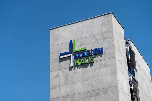 Hitze im Klinikum Mainz, Feuerwehr belüftet Gebäude Am Sonntag bat das Marienhaus Klinikum Mainz in der Oberstadt die Feuerwehr um Hilfe. Die Temperatur in den Gebäuden war offenbar nicht mehr erträglich, die Klima und Lüftungsanlage reichte nicht aus. Die Feuerwehr Mainz unterstützte das Krankenhaus mit mehreren Lüftern, rund 90 Patienten waren betroffen. Mainz Oberstadt Rheinland-Pfalz Deutschland *** Heat Wave at Mainz Hospital; Fire Department Ventilates Building On Sunday, the Marienhaus Hospital in Mainz’s Oberstadt district called on the fire department for help. The temperature inside the buildings had apparently become unbearable, and the air conditioning and ventilation systems were insufficient. The Mainz Fire Department a