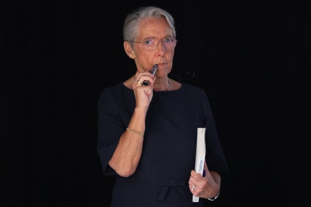 News Bilder des Tages Elisabeth Borne on Dimanche En Politique - Paris Portrait of Ensemble Pour la Republique s MP Elisabeth Borne vape and smoke an e-cigarette ahead of an interview for Dimanche En Politique on France 3 channel in Paris, France on June 28, 2026. Photo by Raphael Lafargue ABACAPRESS.COM Paris France  Copyright: xLafarguexRaphael ABACAx